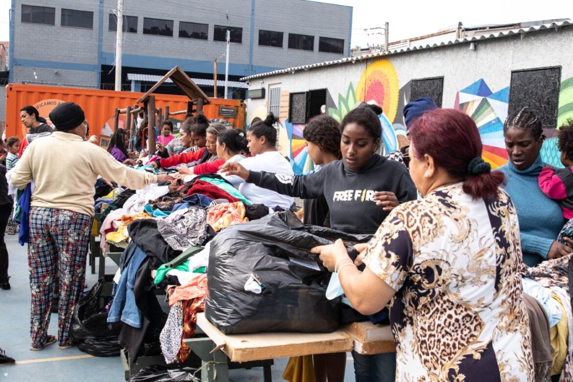 Favela Dos Sonhos Recebe Doa O De Roupas Em Ferraz Gazeta Popular