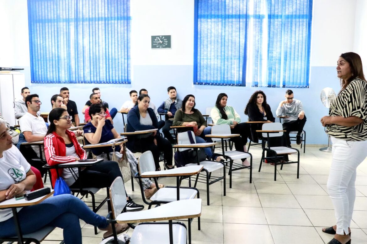 Arujá treina equipes dos Centros de Convivência